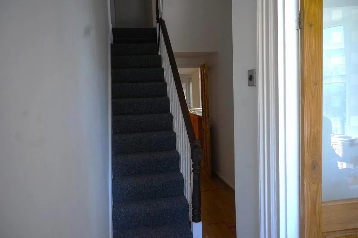 Holiday home Stylish 3-Bed Swansea Home With Wifi & Kitchen