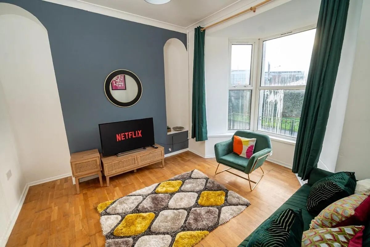 Stylish 3-Bed Swansea Home With Wifi & Kitchen Holiday home